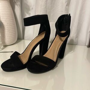 Women 7.5 black heels, fits an 8